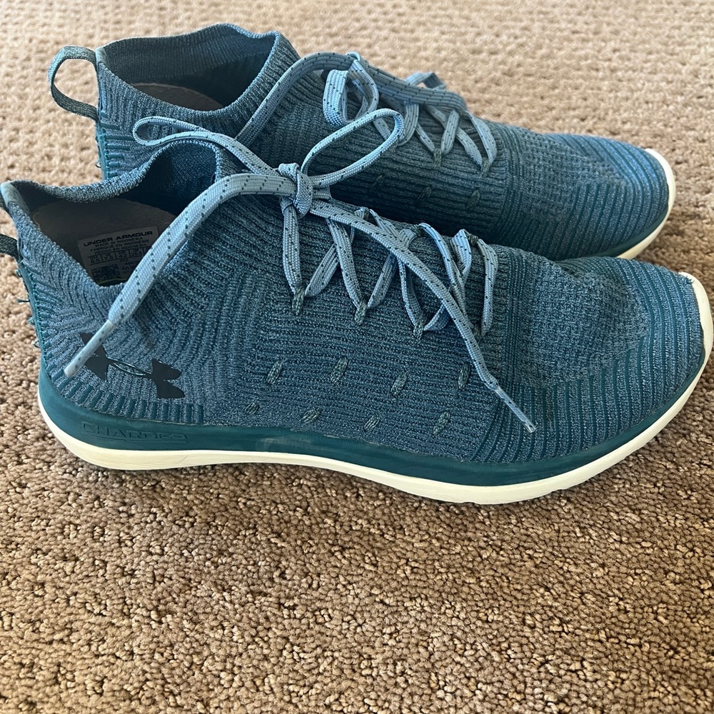 Men’s Under Armour charged running shoes “Run strong”.  Size 8.5